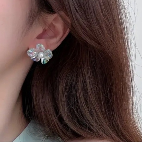 - 🌸Iridescent Blue Hibiscus Acrylic Pearl Post Back Earrings - Picture 2 of 12